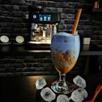 Blue Sage Brew – Cold Brew z matchą i mlekiem