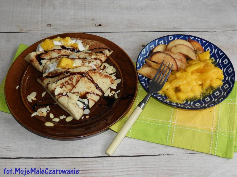 Migdałowo - owsiane naleśniki z mango i brzoskwiniami
