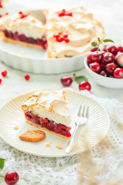 Tarta z wiśniami i bezą