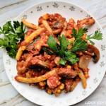Fasolka szparagowa z pieczarkami w sosie pomidorowym