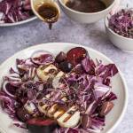 Sałatka z radicchio, serem halloumi i śliwkami