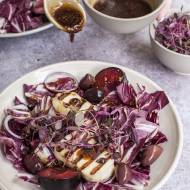 Sałatka z radicchio, serem halloumi i śliwkami