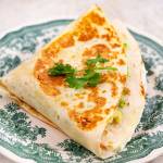 Tortilla składana z łososiem wędzonym