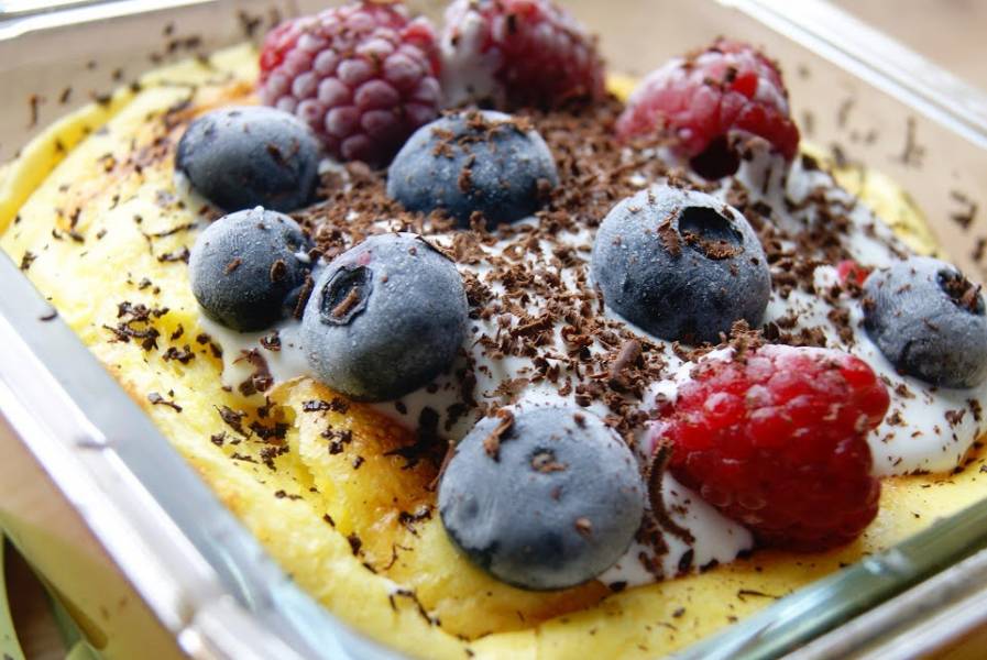 Keto puszysty omlet (albo deser) z serka wiejskiego z piekarnika