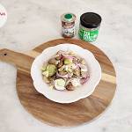 Sałatka z bobem, mozzarellą, papryką, ogórkiem kiszonym, ogórkiem szklarniowym, czerwoną cebulą, przyprawą tzatziki i oliwą