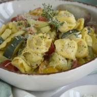 Kremowe tortellini z pomidorami i cukinią