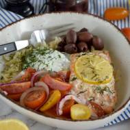Grecki bowl z łososiem