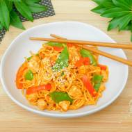 Noodle z kurczakiem i warzywami
