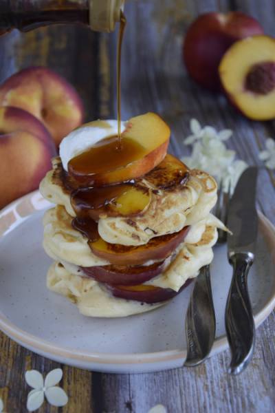 Jogurtowe pancakesy z brzoskwiniami