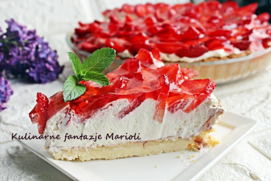TARTA Z TRUSKAWKAMI I BITĄ ŚMIETANĄ   +   FILMIK