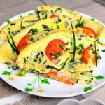 Omlet jak pizza ze szpinakiem, pomidorami i żółtym serem – puszysty i pyszny