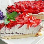 TARTA Z TRUSKAWKAMI I BITĄ ŚMIETANĄ   +   FILMIK
