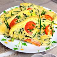 Omlet jak pizza ze szpinakiem, pomidorami i żółtym serem – puszysty i pyszny