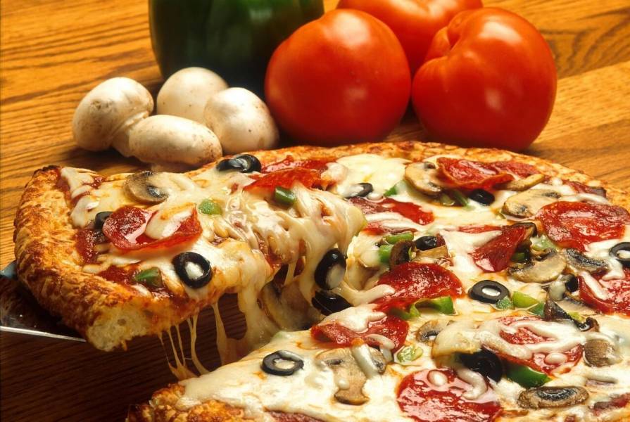 Historia pizzy – od ulic Neapolu po Twój talerz
