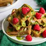 Gofry matcha z zieloną polewą czekoladową