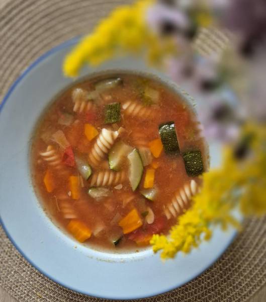 Lekka zupa pełna warzyw