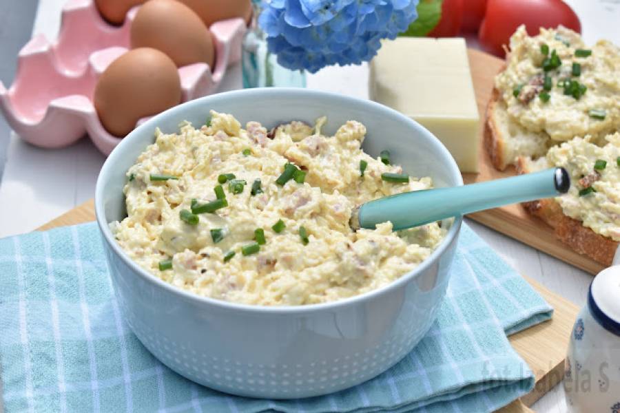Pasta z jajek, szynki konserwowej, sera żółtego i suszonych pomidorów