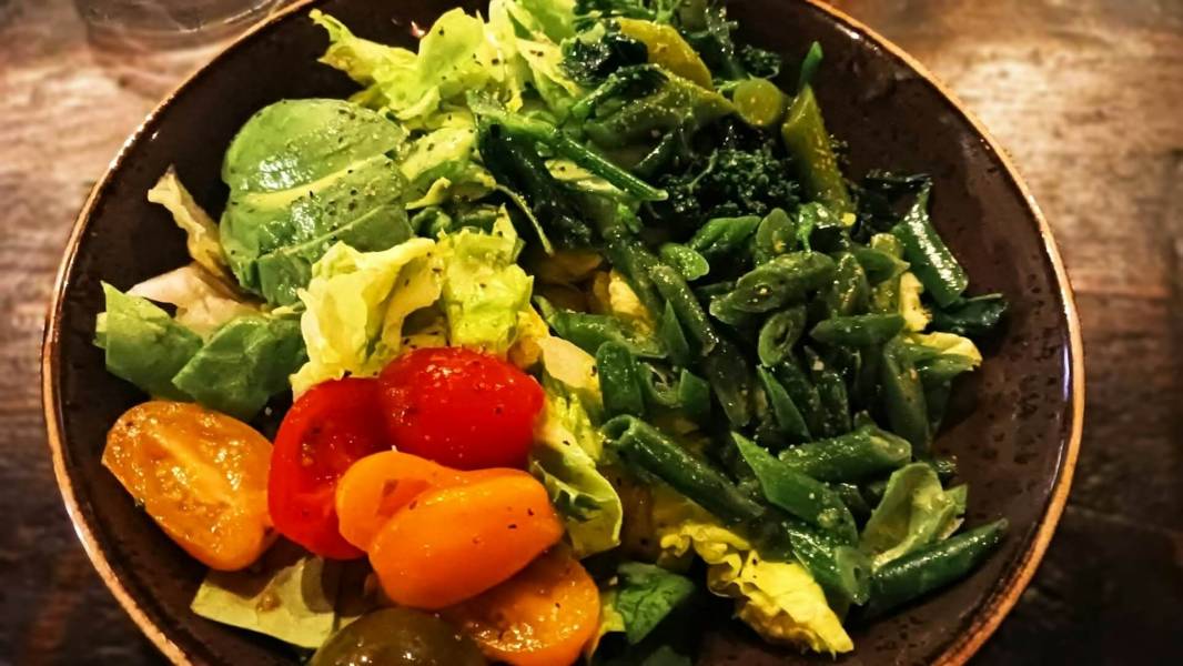 Jak działa dieta owocowo-warzywna i czy każdy może z niej skorzystać?