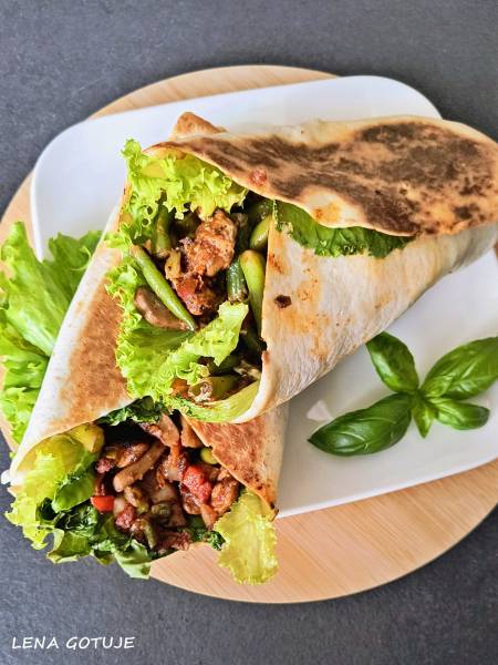 Tortilla z indykiem i warzywami