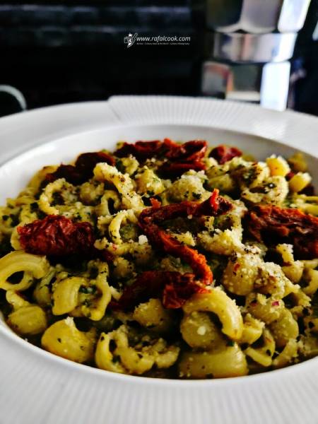 Pesto sardo z orzechami włoskimi i makaronem