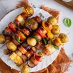 Szaszłyki z ziemniakami, kiełbasą i halloumi