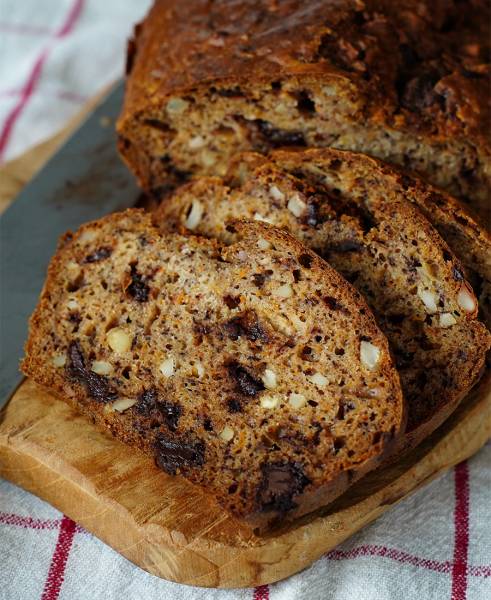 Chlebek bananowy z orzechami i czekoladą