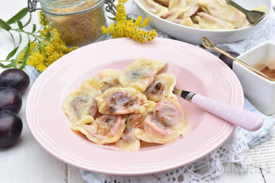 Pierogi ze śliwkami i cynamonem