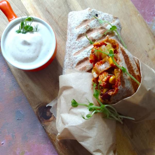 Wege burrito z tofu z sosem czosnkowym