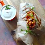 Wege burrito z tofu z sosem czosnkowym