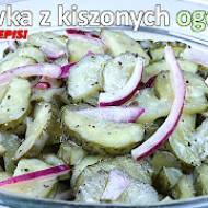 Przepis na surówkę z ogórków kiszonych z czerwoną cebulą