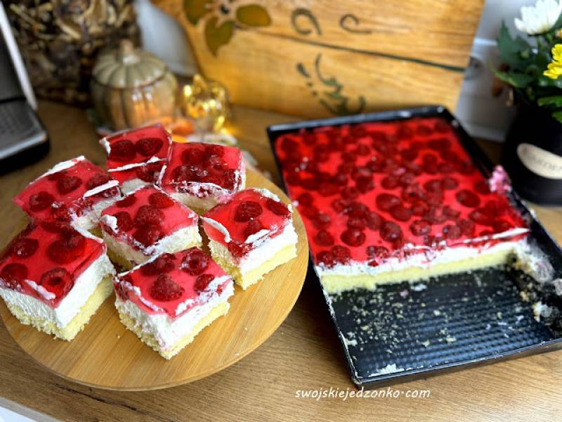 Ciasto z bitą śmietaną i malinami