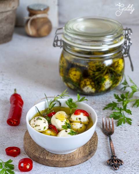 Mini mozzarelle marynowane w oliwie z ziołami