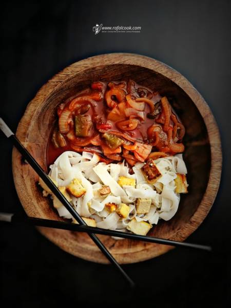 Słodko – kwaśny sos z tofu i makaronem ryżowym