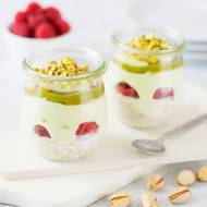 Nocna owsianka pistacjowa z malinami