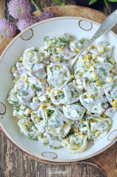 Sałatka z tortellini, rzodkiewkami, kukurydzą i fetą