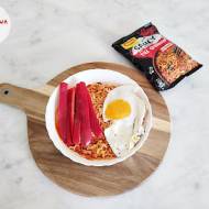 Noodles 5 smaków z jajem sadzonym i papryką czerwoną