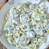 Sałatka z tortellini, rzodkiewkami, kukurydzą i fetą