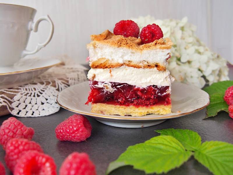 Malinowa chmurka czyli ciasto z malinami i bezą – sprawdzony przepis deser idealny