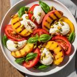 Sałatka Caprese z grillowanymi brzoskwiniami i pistacjami
