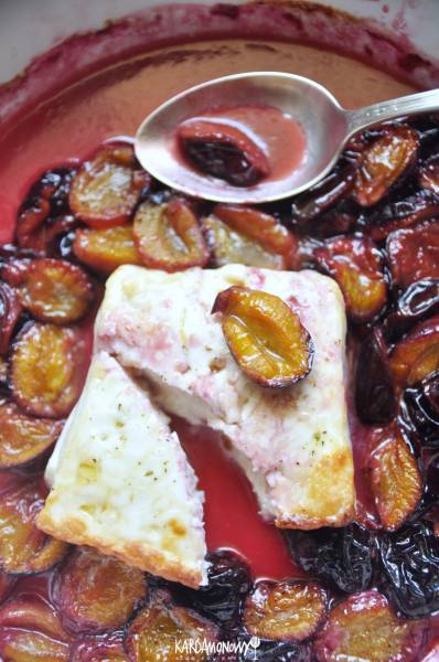 Śliwki pieczone z halloumi