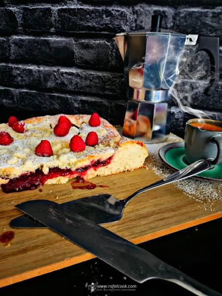 Maliniak drożdżowe ciasto z malinami i kruszonką