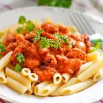 Makaron z kurczakiem z pesto paprykowym – szybki i pyszny obiad