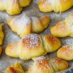 Domowe croissanty – przepis na rogaliki maślane