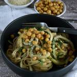 Makaron z cukinią i sosem tahini