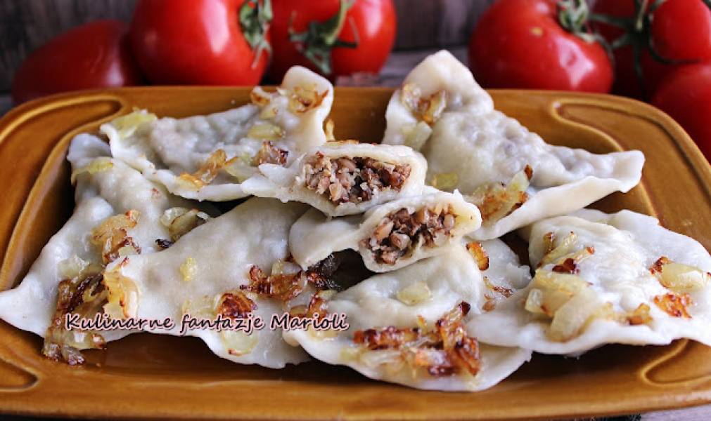 PIEROGI Z KASZĄ GRYCZANĄ I BOCZKEIM