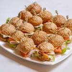 Pomysły na słodkie i wytrawne przekąski z bułek burgerowych i do hot dogów