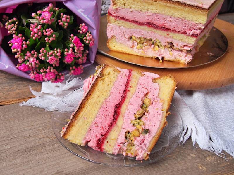 Tort malinowy z pistacjowa chrupką  lekki, elegancki i pełen smaku