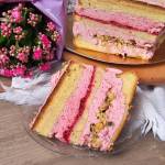Tort malinowy z pistacjowa chrupką  lekki, elegancki i pełen smaku
