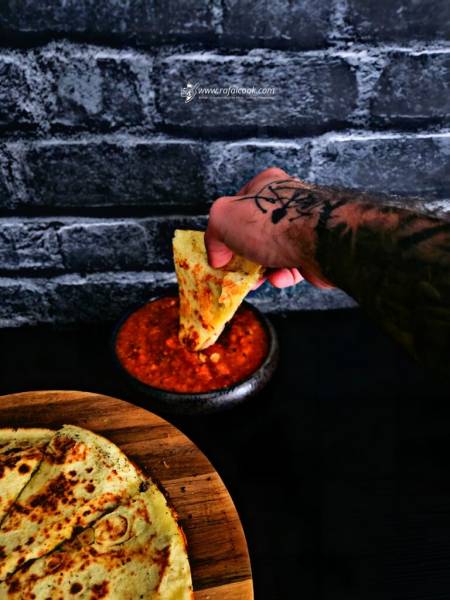 Quesadilla z kurczakiem i salsą paprykową