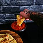 Quesadilla z kurczakiem i salsą paprykową